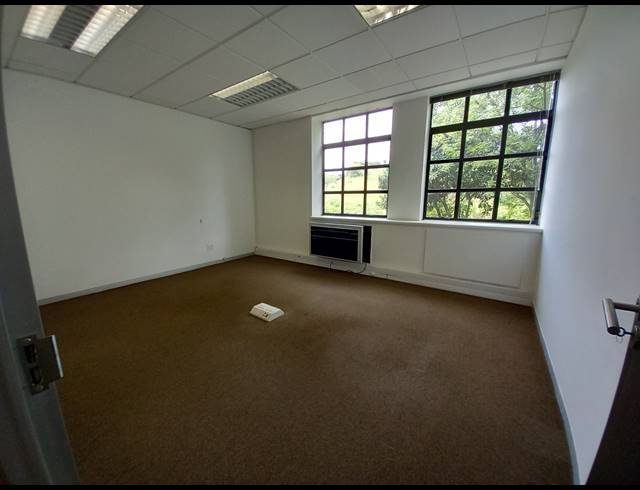 396M² OFFICE TO LET IN LYME PARK